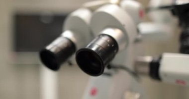 Tıbbi klinikteki diş mikroskobuna insan olmadan yakından bakın. Hastanede dişçi muayenehanesinde büyüteç ve lens değiştiren profesyonel ekipmanlar