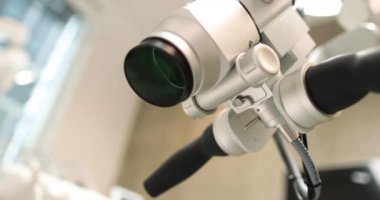 Tıbbi klinikteki diş mikroskobuna insan olmadan yakından bakın. Hastanede dişçi muayenehanesinde büyüteç ve lens değiştiren profesyonel ekipmanlar