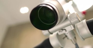 Tıbbi klinikteki diş mikroskobuna insan olmadan yakından bakın. Hastanede dişçi muayenehanesinde büyüteç ve lens değiştiren profesyonel ekipmanlar