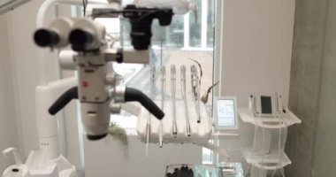 Tıbbi klinikteki diş mikroskobuna insan olmadan yakından bakın. Hastanede dişçi muayenehanesinde büyüteç ve lens değiştiren profesyonel ekipmanlar