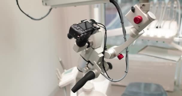 Visão Perto Microscópio Dentário Dentro Casa Clínica Médica Sem Pessoas — Vídeo de Stock