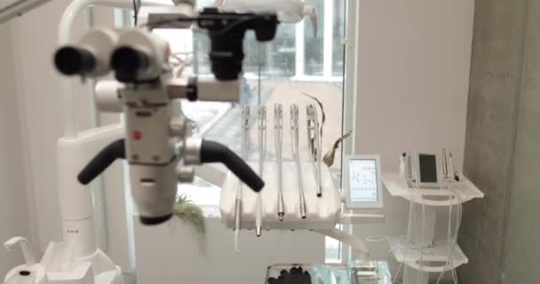 Close Van Tandheelkundige Microscoop Binnen Medische Kliniek Zonder Mensen Professionele — Stockvideo