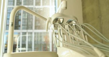 Bir diş muayenehanesindeki lambanın yakın çekimi. Diş muayenesi ve tedavi için dişçi ekipmanları.