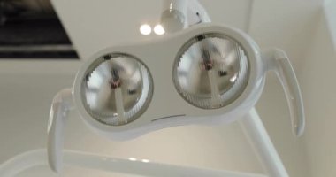 Bir diş muayenehanesindeki lambanın yakın çekimi. Diş muayenesi ve tedavi için dişçi ekipmanları.