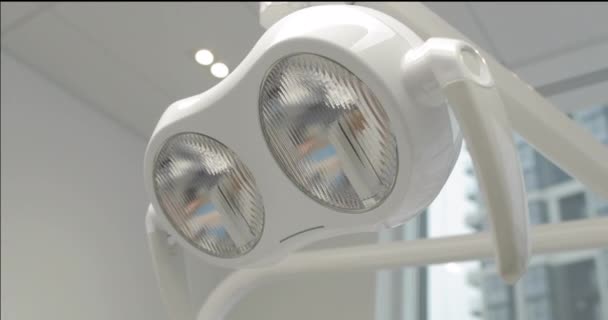 Detailní Záběr Lampy Zubní Ordinaci Zubní Zařízení Pro Vyšetření Ošetření — Stock video