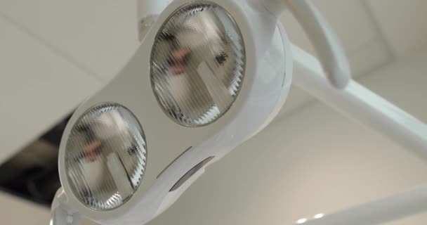 Close Uma Lâmpada Iluminação Consultório Odontológico Equipamento Odontológico Para Exame — Vídeo de Stock