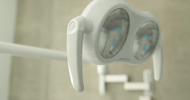 Κοντινό Πλάνο Φωτιστικού Οδοντιατρικό Γραφείο Οδοντιατρικός Εξοπλισμός Για Την Εξέταση — Αρχείο Βίντεο