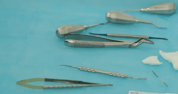 Eine Reihe Von Werkzeugen Des Zahnarztes Die Für Den Eingriff — Stockfoto