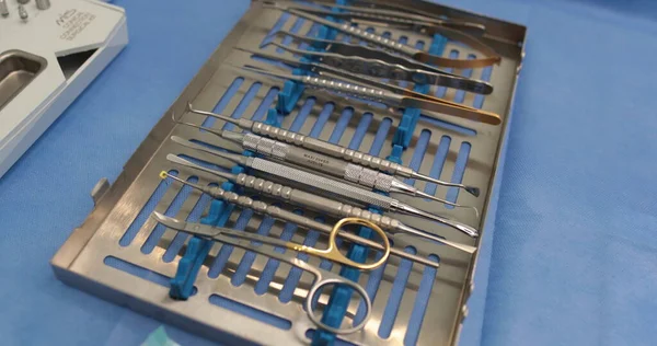 Eine Reihe Von Werkzeugen Des Zahnarztes Die Für Den Eingriff — Stockfoto
