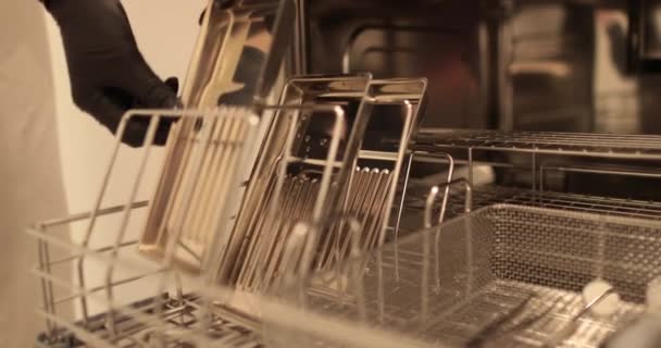 Merakit Alat Medis Dan Gigi Disinfektor Mesin Cuci Peralatan Modern — Stok Video