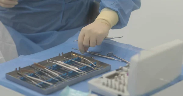 Arzthände Mit Einem Arbeitswerkzeug Vorbereitung Und Ablauf Der Zahnärztlichen Behandlung — Stockfoto