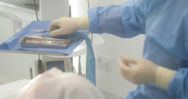 Ręce Doktora Działającym Narzędziem Przygotowanie Proces Leczenia Stomatologicznego Instrument Stomatologiczny — Zdjęcie stockowe