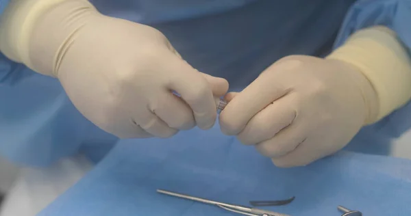 Ręce Doktora Działającym Narzędziem Przygotowanie Proces Leczenia Stomatologicznego Instrument Stomatologiczny — Zdjęcie stockowe