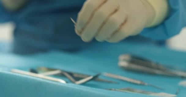 Arzthände Mit Einem Arbeitswerkzeug Vorbereitung Und Ablauf Der Zahnärztlichen Behandlung — Stockvideo