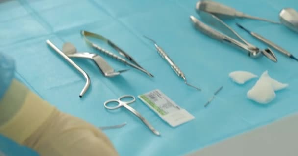 Läkarens Händer Med Ett Arbetsredskap Förberedelse Och Process För Tandvård — Stockvideo