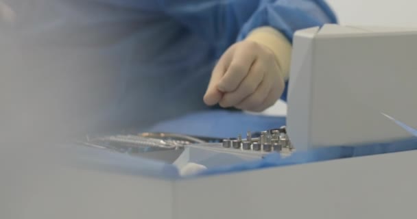 Mãos Doutor Com Uma Ferramenta Trabalho Preparação Processo Tratamento Dentário — Vídeo de Stock