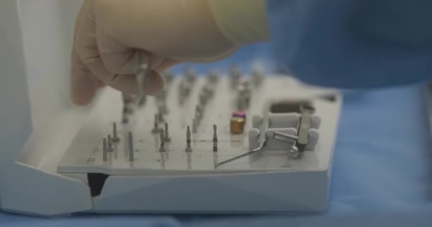 Arzthände Mit Einem Arbeitswerkzeug Vorbereitung Und Ablauf Der Zahnärztlichen Behandlung — Stockvideo