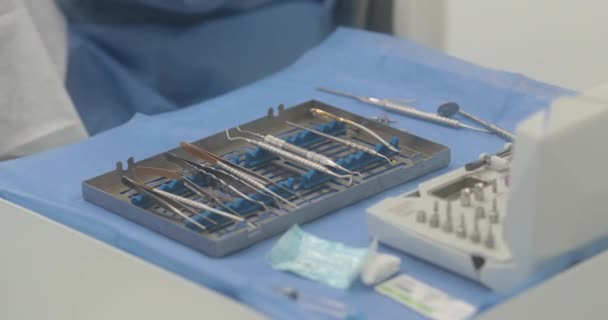 Mãos Doutor Com Uma Ferramenta Trabalho Preparação Processo Tratamento Dentário — Vídeo de Stock