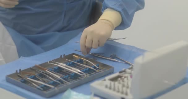 Tangan Dokter Dengan Alat Bantu Kerja Persiapan Dan Proses Perawatan — Stok Video