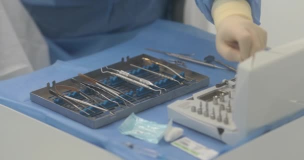 Χέρια Του Γιατρού Ένα Εργαλείο Εργασίας Προετοιμασία Και Διαδικασία Οδοντιατρικής — Αρχείο Βίντεο