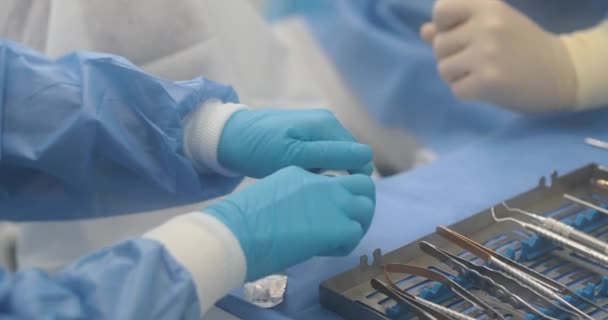 Ręce Doktora Działającym Narzędziem Przygotowanie Proces Leczenia Stomatologicznego Instrument Stomatologiczny — Wideo stockowe