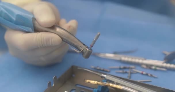 Dokters Handen Met Een Werktuig Voorbereiding Proces Van Tandheelkundige Behandeling — Stockvideo