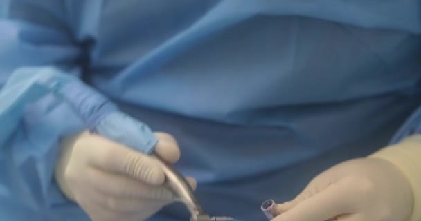 Ręce Doktora Działającym Narzędziem Przygotowanie Proces Leczenia Stomatologicznego Instrument Stomatologiczny — Wideo stockowe