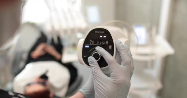 Ein Modernes Tragbares Zahnärztliches Röntgengerät Den Händen Einer Krankenschwester Oder — Stockvideo