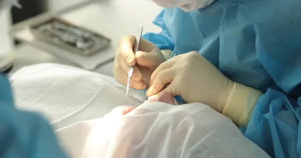 Primo Piano Del Trattamento Dentale Dentista Esegue Una Procedura Dentale — Foto Stock