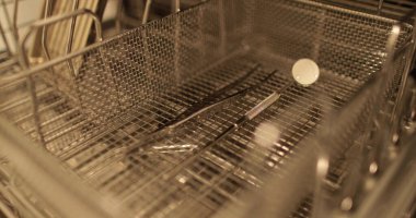 Dezenfektanda tıbbi ve diş aletlerini birleştirmek. Dezenfeksiyon için modern ekipman.