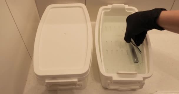 看護師は 殺菌と消毒のための箱に医療機器を入れる — ストック動画