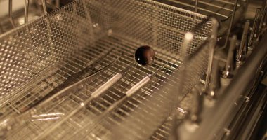 Dezenfektanda tıbbi ve diş aletlerini birleştirmek. Dezenfeksiyon için modern ekipman.