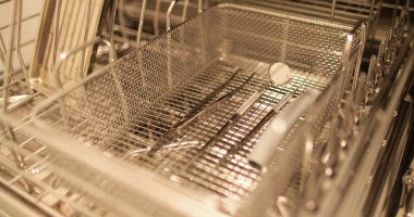 Dezenfektanda tıbbi ve diş aletlerini birleştirmek. Dezenfeksiyon için modern ekipman.