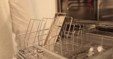 Dezenfektanda tıbbi ve diş aletlerini birleştirmek. Dezenfeksiyon için modern ekipman.