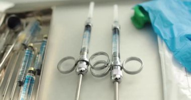 İşlem için hazırlanmış bir takım dişçi aletleri. Diş sağlığı ve kavramsal sağlık imajları