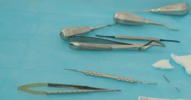 İşlem için hazırlanmış bir takım dişçi aletleri. Diş sağlığı ve kavramsal sağlık imajları