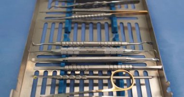 İşlem için hazırlanmış bir takım dişçi aletleri. Diş sağlığı ve kavramsal sağlık imajları