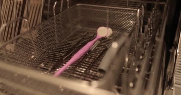 在洗衣机消毒机上组装医疗和牙科仪器 现代消毒设备 — 图库视频影像