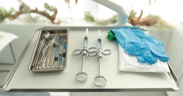 Ένα Σετ Οδοντιατρικών Εργαλείων Προετοιμασμένα Για Διαδικασία Οδοντιατρική Υγιεινή Και — Αρχείο Βίντεο