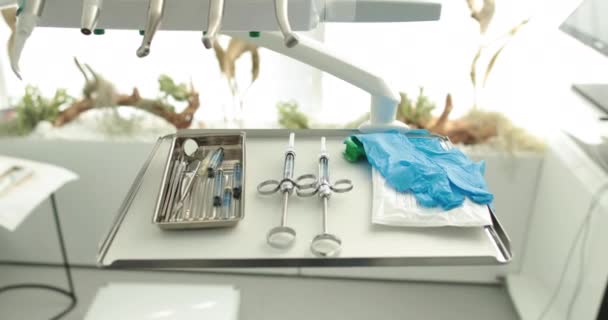 Een Set Van Tandartsgereedschap Voorbereid Voor Procedure Tandheelkundige Hygiëne Gezondheid — Stockvideo