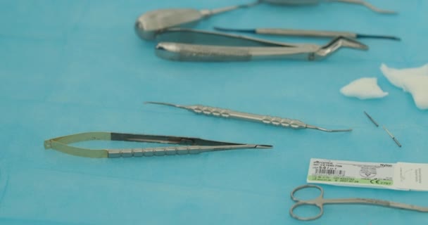 手術のために準備された歯科医のツールのセット 歯科衛生と健康に関する概念画像 — ストック動画