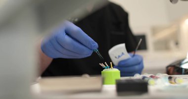 Bir hemşirenin dişçide bir doktor tarafından kullanılmak üzere hazırladığı protestan iğneleri..