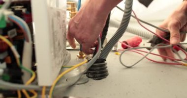 Diş aletlerinin kurulum süreci, dişçi koltuğu. Tıbbi ekipman kurulumunda bir uzmanın kablolar, teller, hortumlar ve elleri.