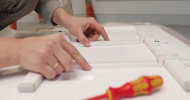 Vidaları ve cıvataları söken ya da çeviren eller ve tornavidalar yakın plan. Topla ya da parçala. Kurucunun profesyonel işi.