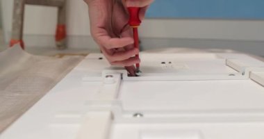 Vidaları ve cıvataları söken ya da çeviren eller ve tornavidalar yakın plan. Topla ya da parçala. Kurucunun profesyonel işi.