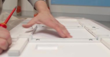 Vidaları ve cıvataları söken ya da çeviren eller ve tornavidalar yakın plan. Topla ya da parçala. Kurucunun profesyonel işi.