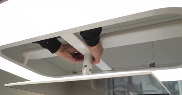 在牙科诊所的天花板上安装监测器 监控器和安装程序手的特写 — 图库视频影像