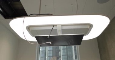 Tavana dişçi muayenehanesi için bir monitör yerleştirdim. Monitör ve yükleyicinin ellerine yakın çekim.