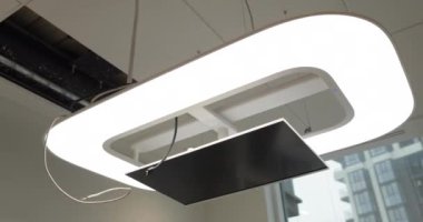 Tavana dişçi muayenehanesi için bir monitör yerleştirdim. Monitör ve yükleyicinin ellerine yakın çekim.