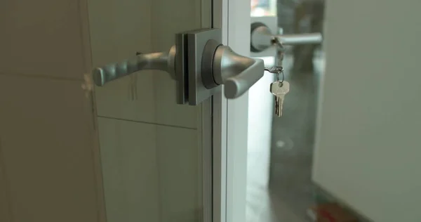 Närbild Ett Dörrhandtag Med Nyckel Närbild Öppen Genomskinlig Glasdörr Och — Stockfoto